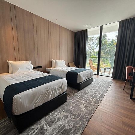 Roxy Beach Resort Sematan Екстер'єр фото
