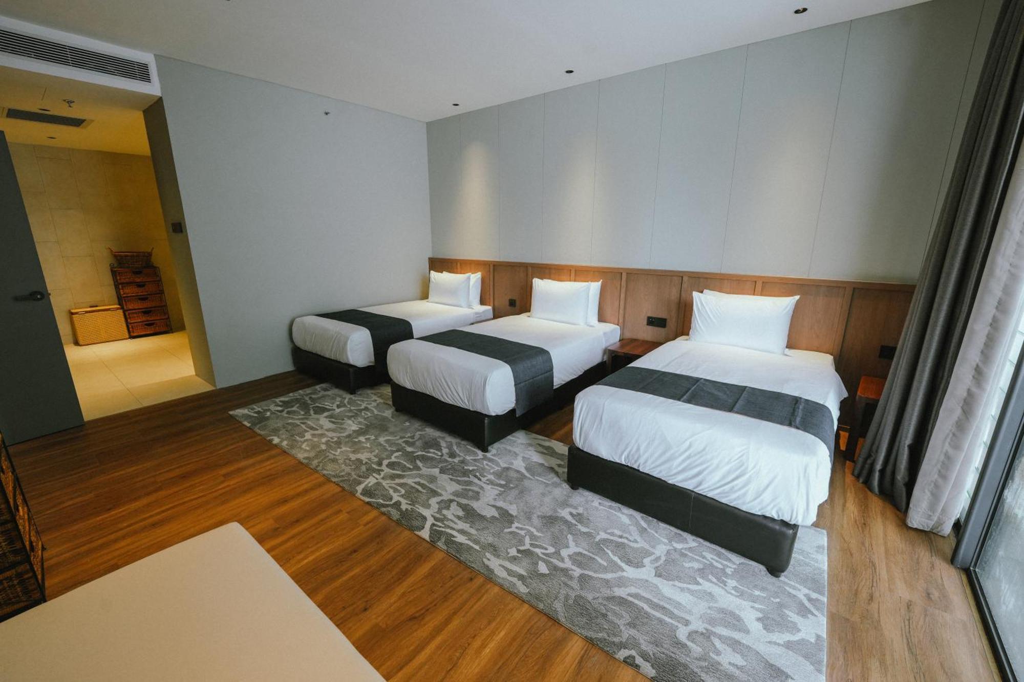 Roxy Beach Resort Sematan Екстер'єр фото