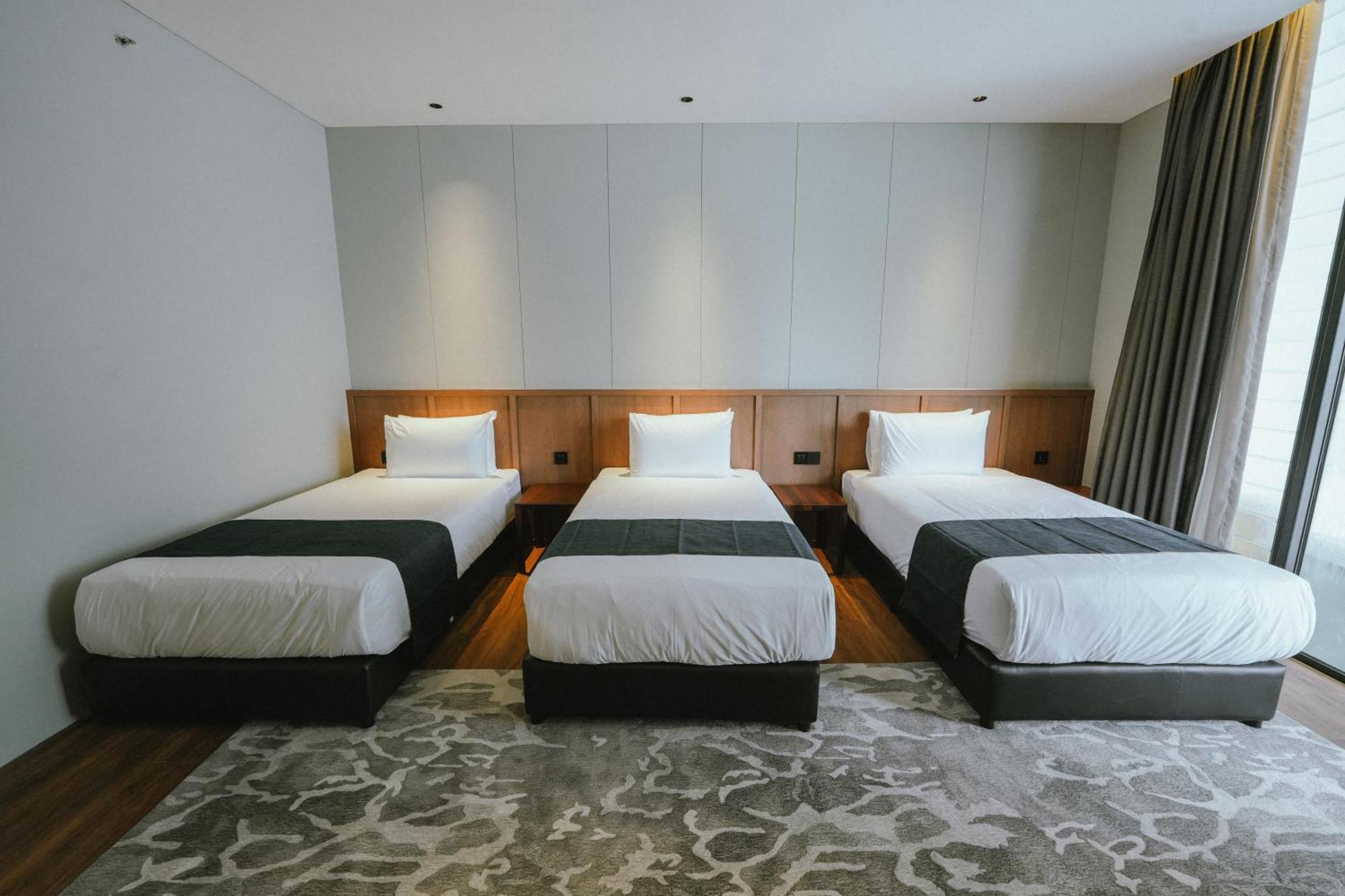 Roxy Beach Resort Sematan Екстер'єр фото