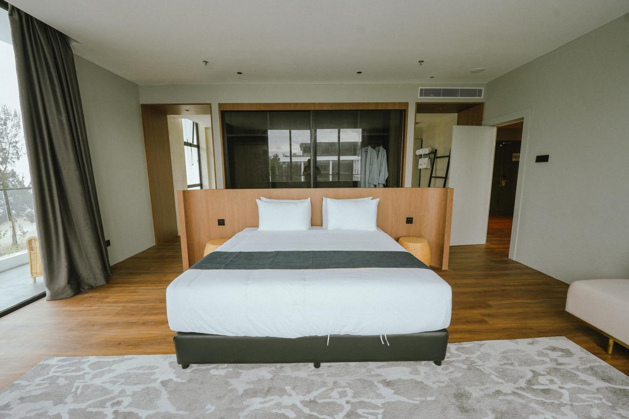 Roxy Beach Resort Sematan Екстер'єр фото