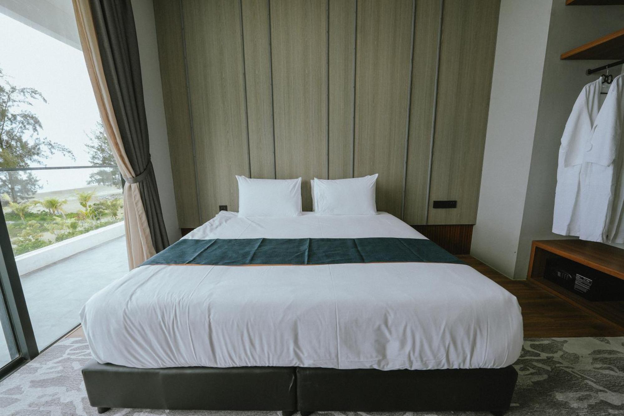 Roxy Beach Resort Sematan Екстер'єр фото