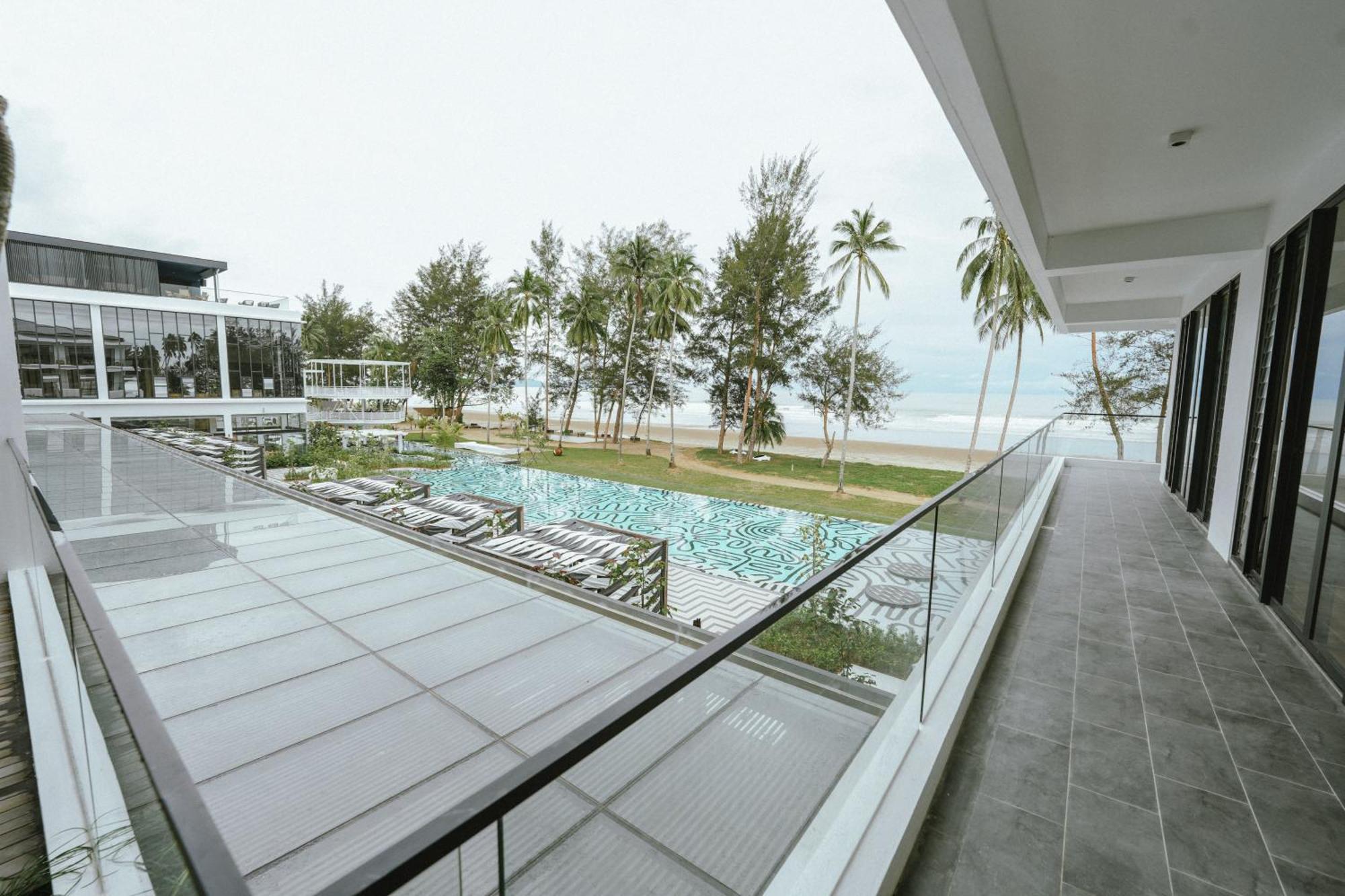 Roxy Beach Resort Sematan Екстер'єр фото