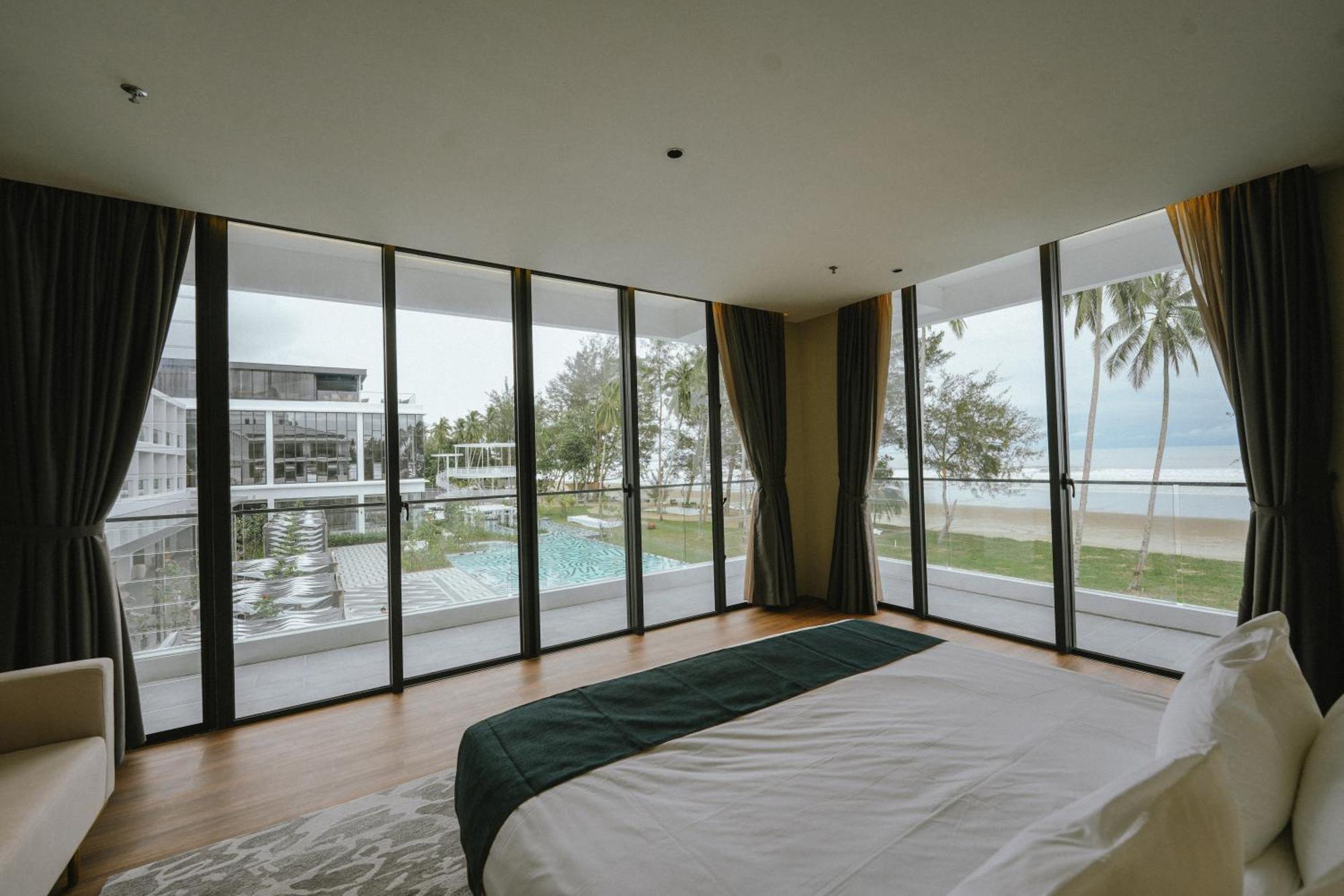 Roxy Beach Resort Sematan Екстер'єр фото