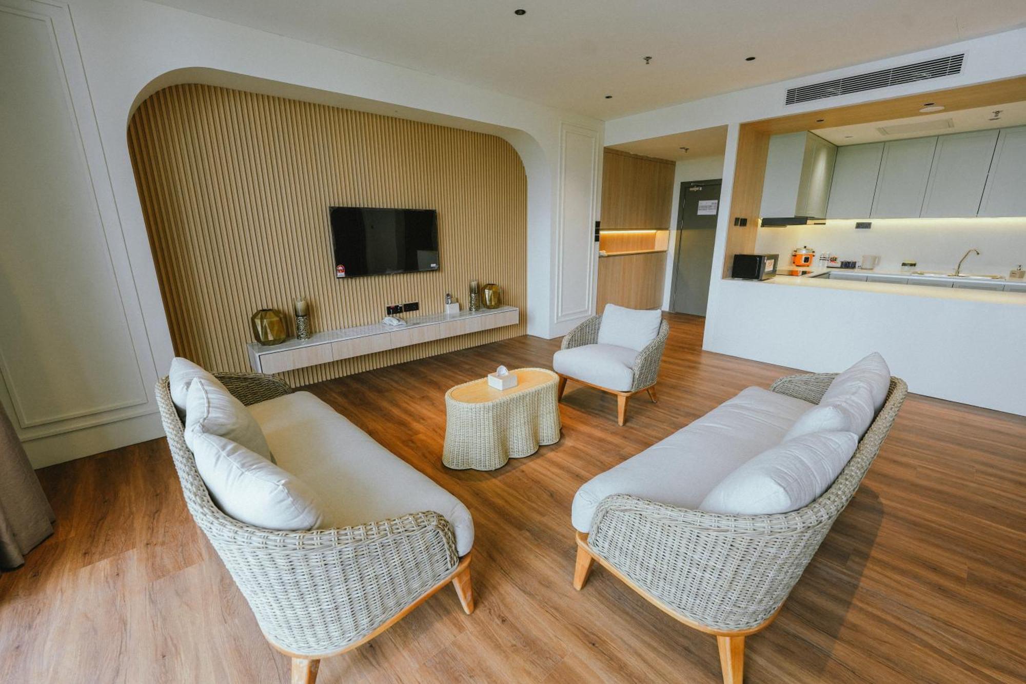 Roxy Beach Resort Sematan Екстер'єр фото