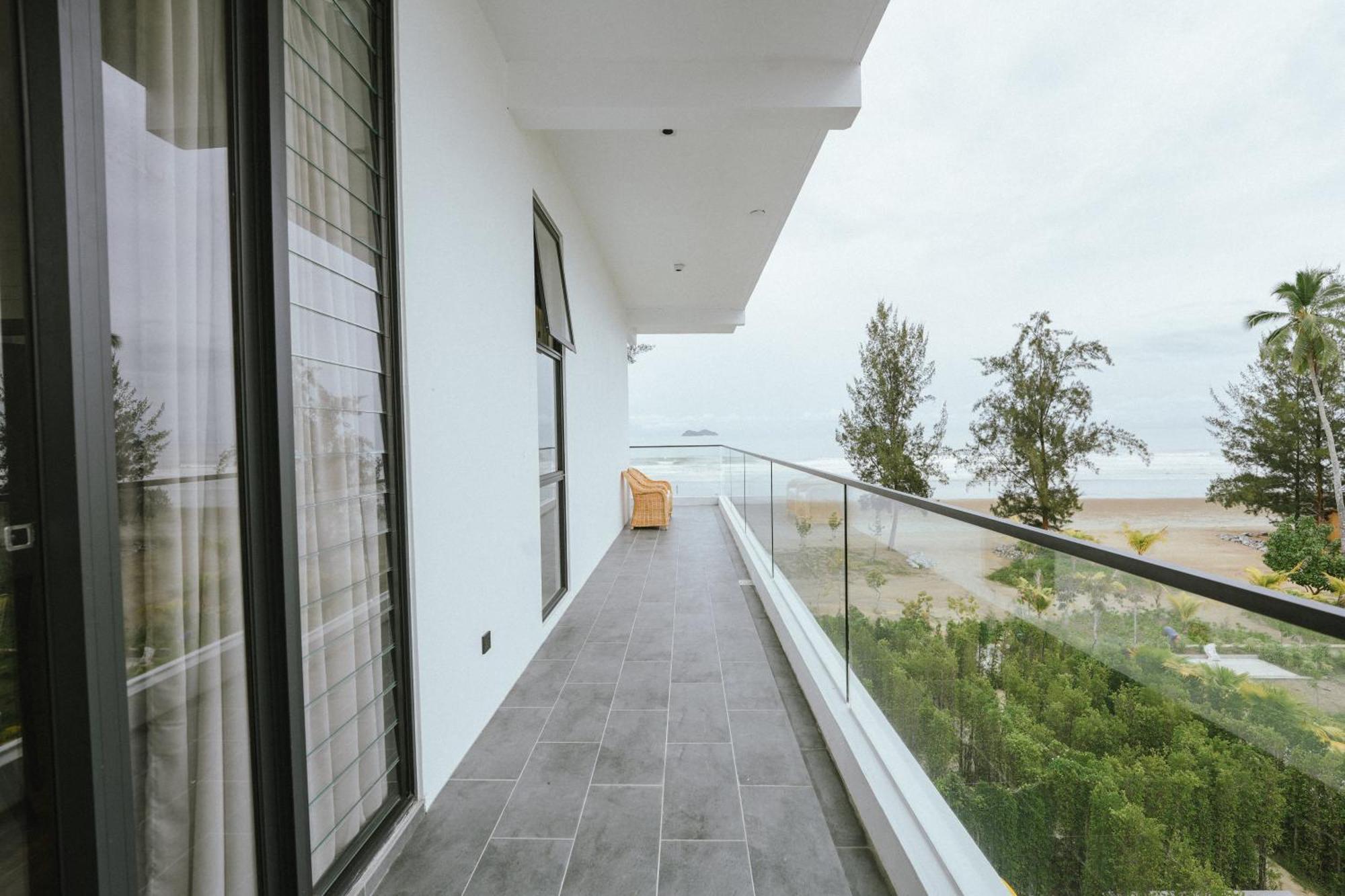 Roxy Beach Resort Sematan Екстер'єр фото