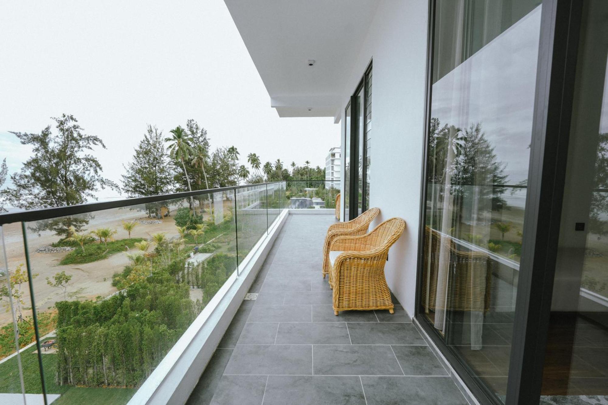 Roxy Beach Resort Sematan Екстер'єр фото