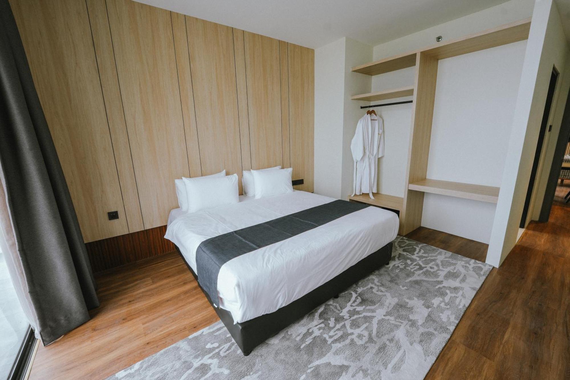 Roxy Beach Resort Sematan Екстер'єр фото