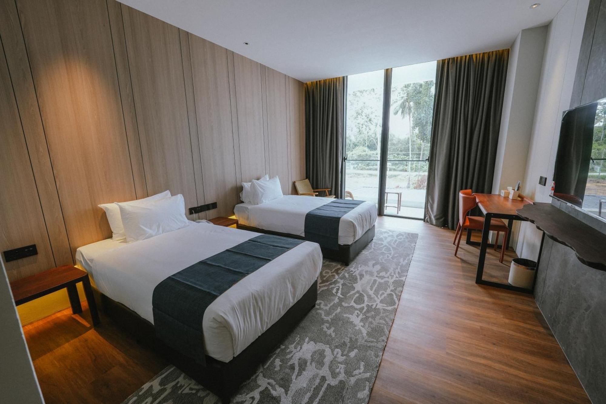 Roxy Beach Resort Sematan Екстер'єр фото