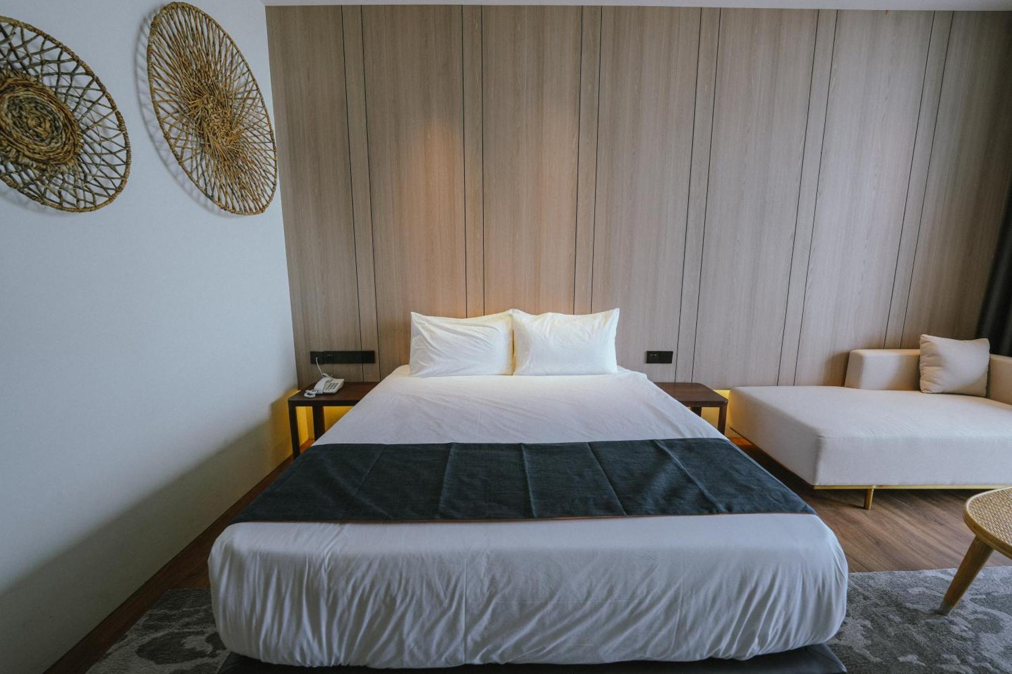 Roxy Beach Resort Sematan Екстер'єр фото